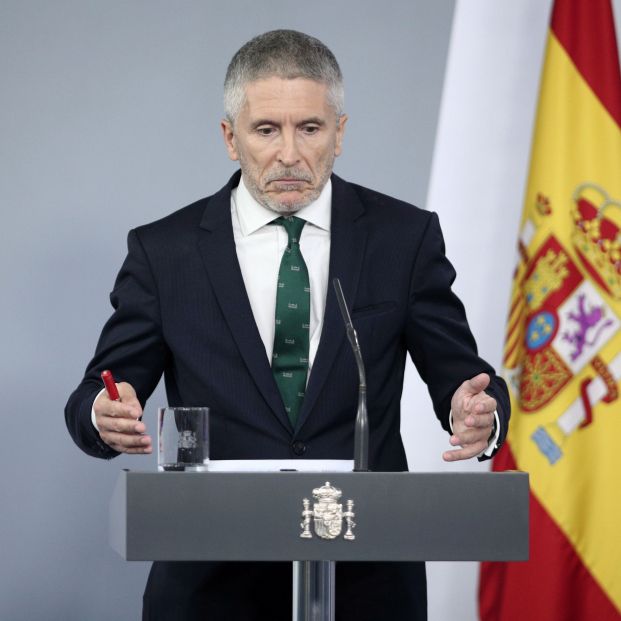 Marlaska trata de aplacar la crisis de la Guardia Civil con una subida salarial