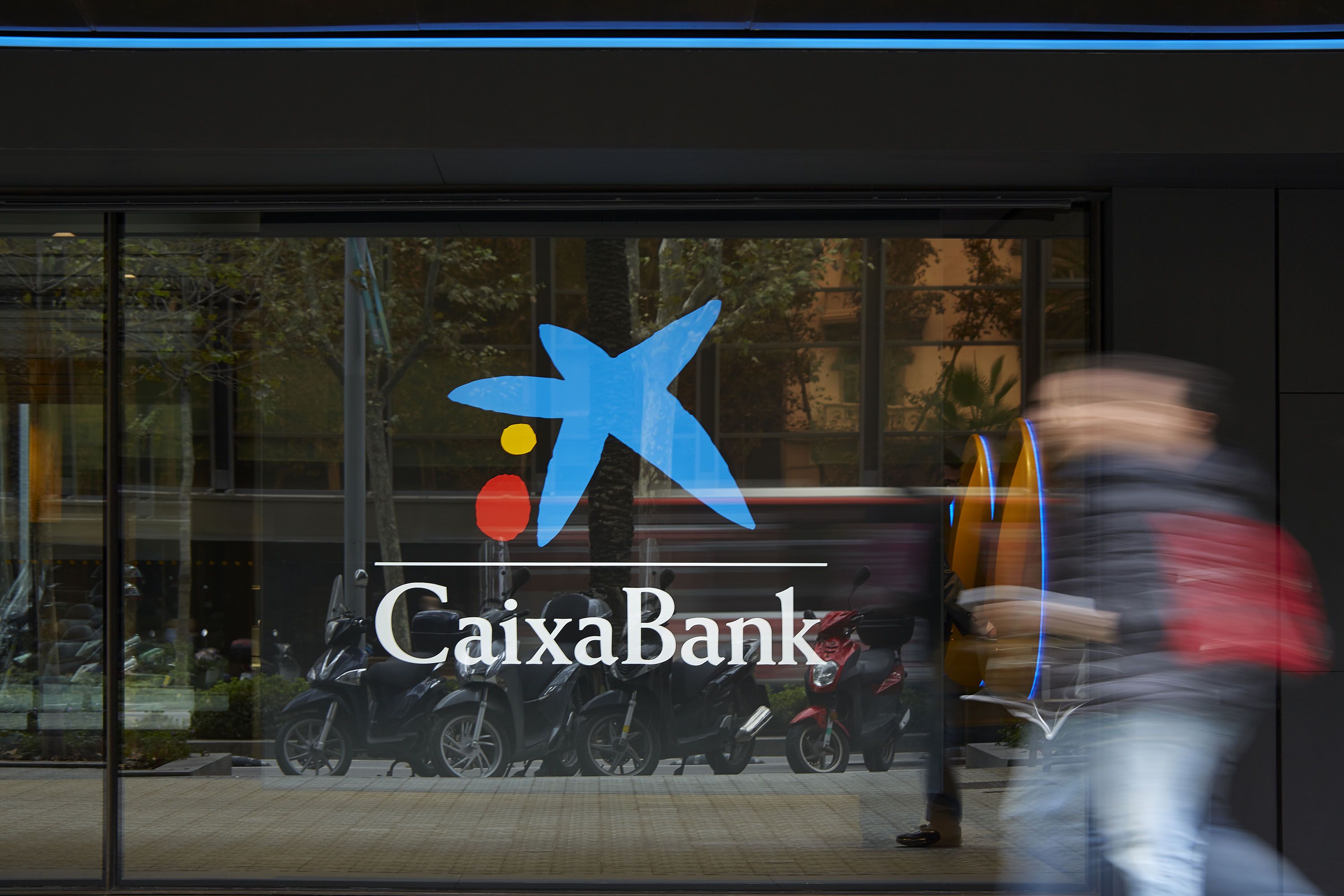 CaixaBank se vuelca con los mayores durante la crisis del coronavirus con medidas especiales