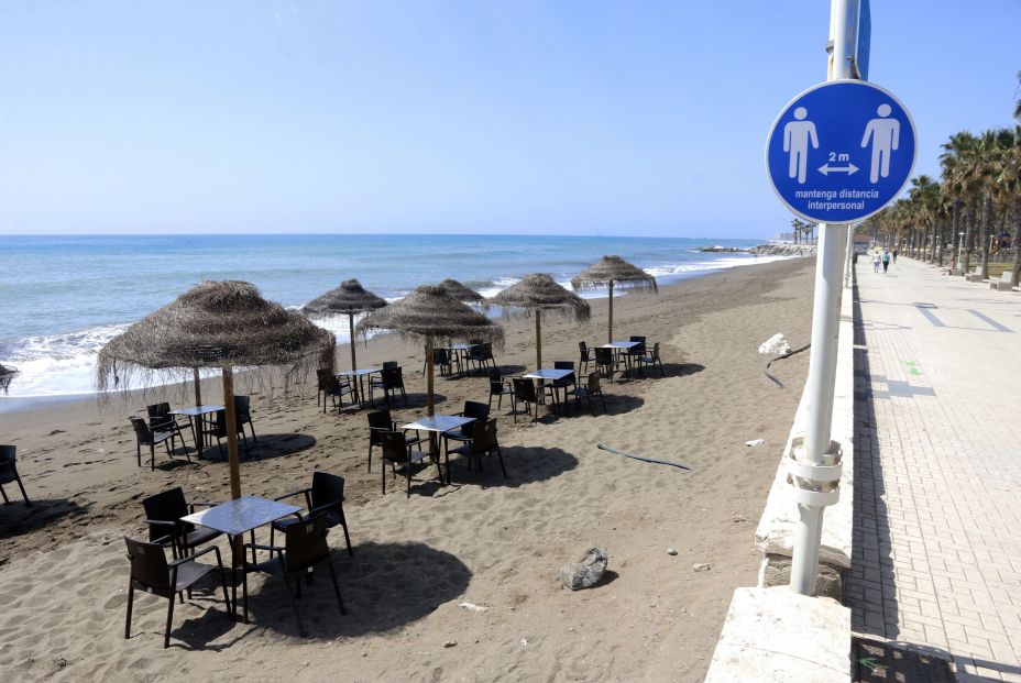 paseantes disfrutan playa huelin fase estado alarma malaga 27 mayo 2020