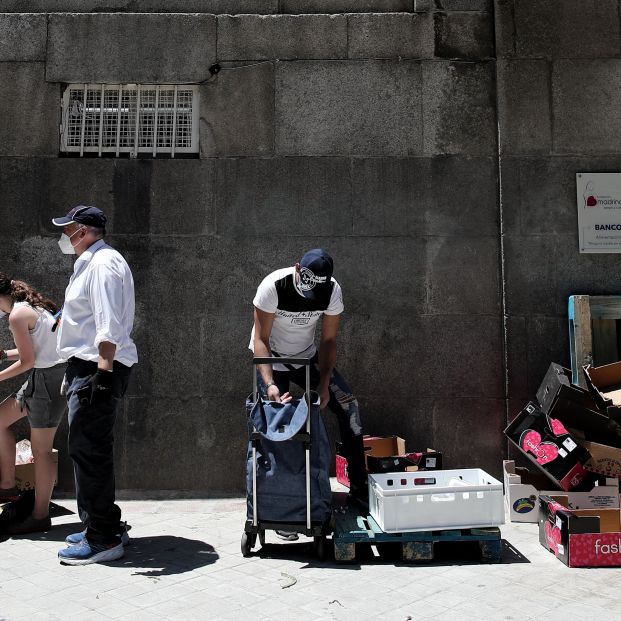 EuropaPress 3172261 dos personas recogen alimentos izquierda derecha les dan dos voluntarios