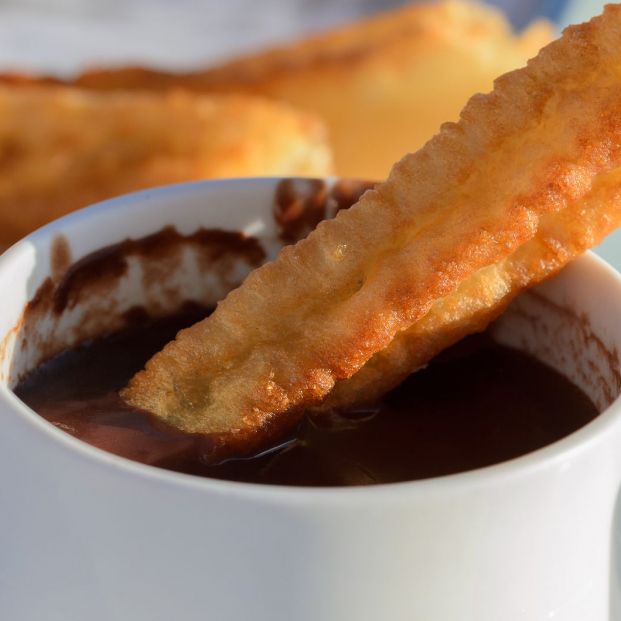 ( Dónde chocolate con churros Madrid bigstock)