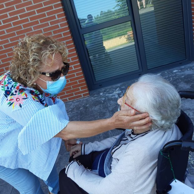 Reencuentros en residencias: "Me he endurecido para no llorar pero no he podido aguantar"