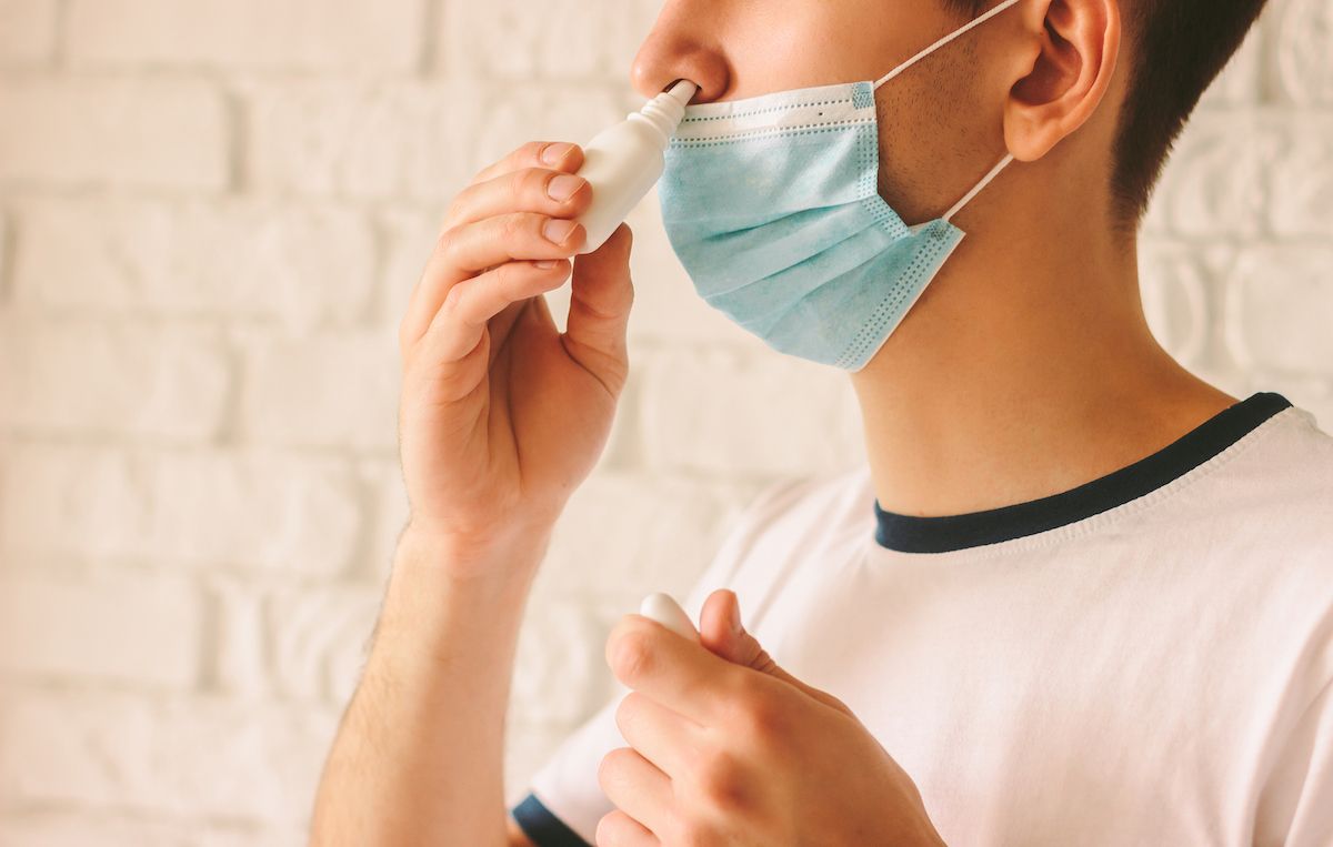3 formas de hacer un espray nasal de solución salina
