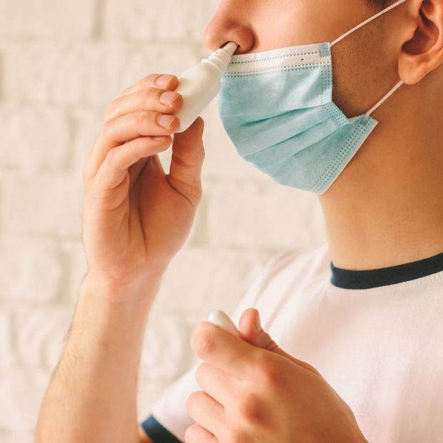 ¿Conviene enjuagarse la nariz con una solución salina para prevenir el contagio de coronavirus?