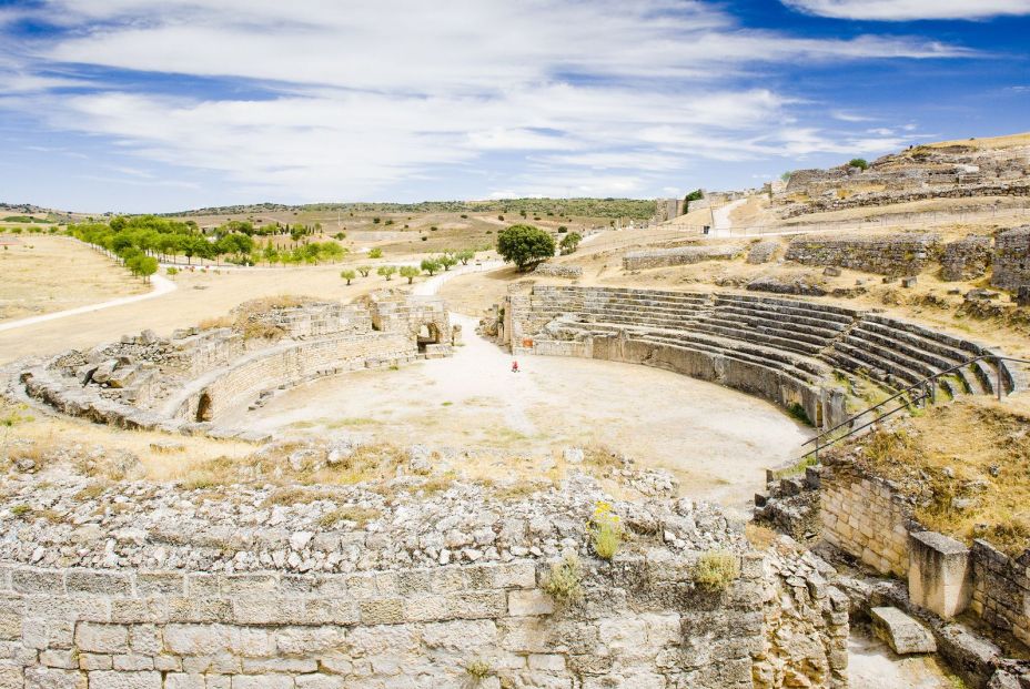 bigstock Roman Amphitheatre of Segobrig 32606837