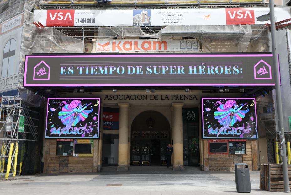 Madrid: Homenaje a los fallecidos en las pantallas de Gran Vía  - Foto: Europa Press