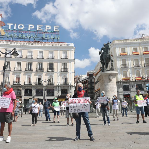 Pensionistas se manifiestan en Madrid contra la "masacre" en las residencias de mayores