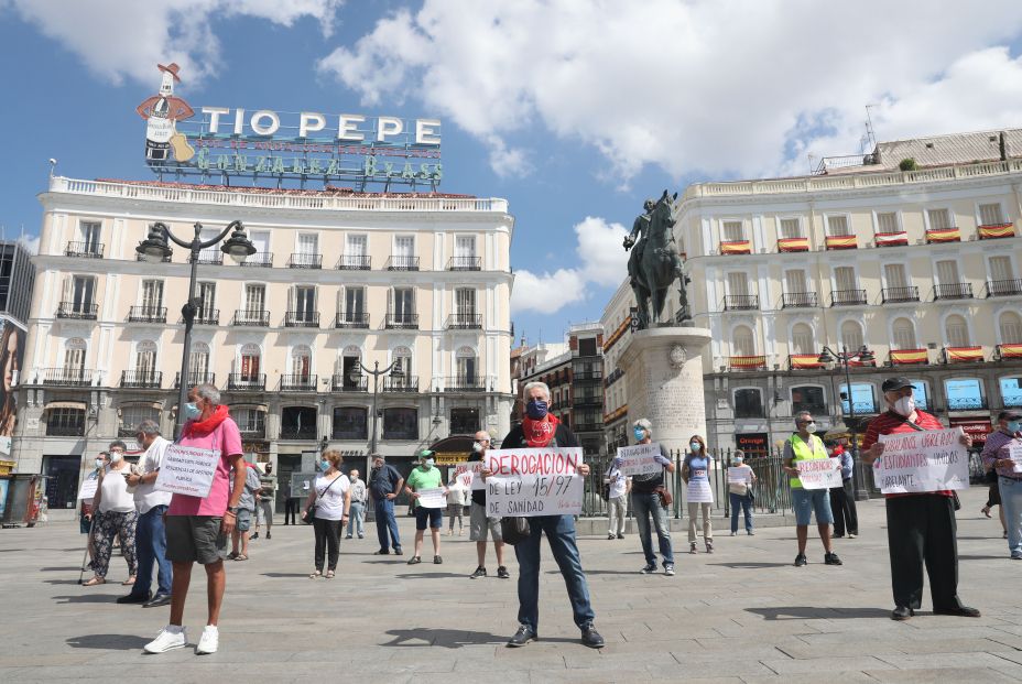 Pensionistas se manifiestan en Madrid contra la "masacre" en las residencias de mayores