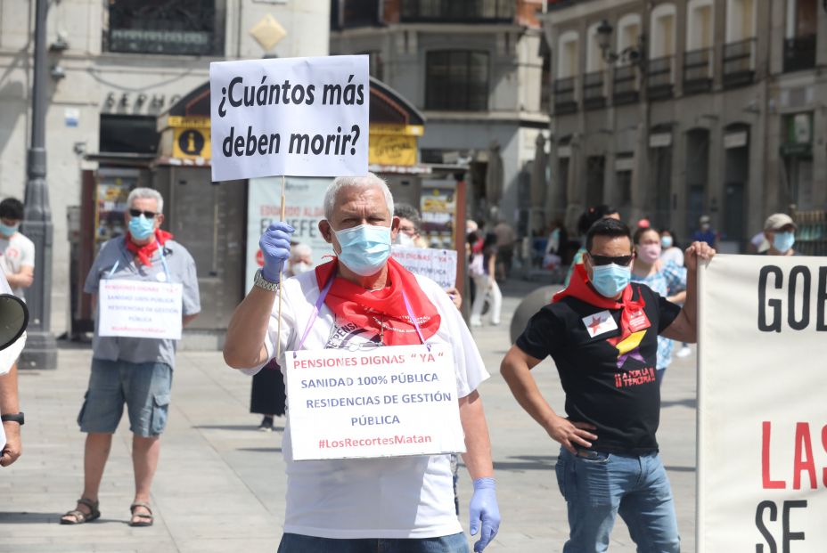 Pensionistas se manifiestan en Madrid contra la "masacre" en las residencias de mayores
