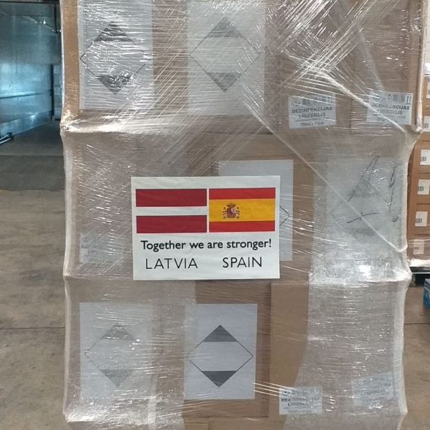 Donación de 10.000 botellas de liquido desinfectante de Letonia a España Foto: Europa Press