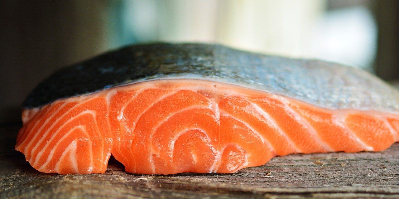 El truco para quitar la piel al salmón fácilmente