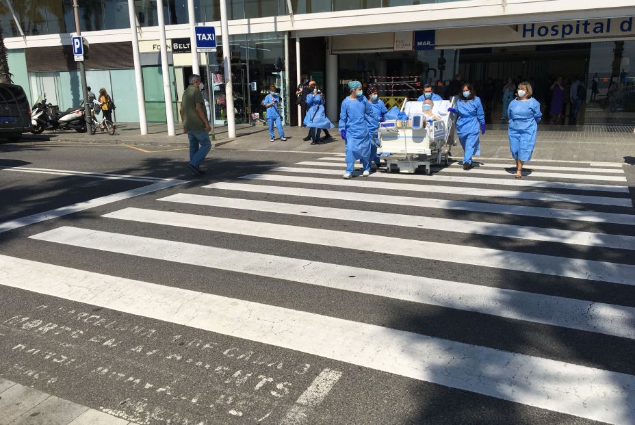 La historia tras la imagen viral del paciente con coronavirus al que llevaron a ver el mar