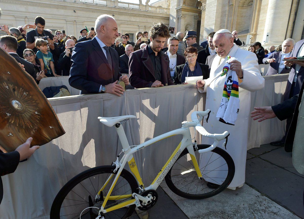 El Papa subasta regalos de deportistas para recaudar fondos en la lucha contra el coronavrius