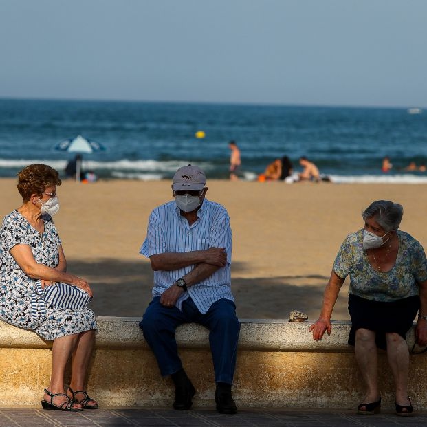 EuropaPress 3179613 tres ancianos descansan paseo maritimo playa malvarrosa fase desescalada EuropaPress 3179613 tres ancianos descansan paseo maritimo playa malvarrosa fase desescalada