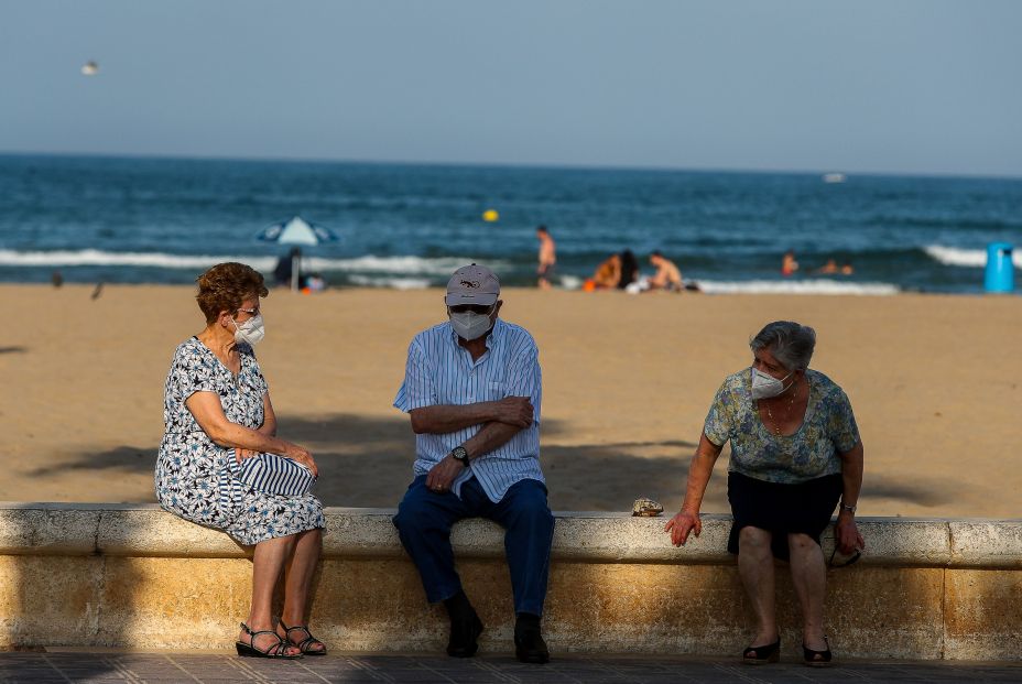 EuropaPress 3179613 tres ancianos descansan paseo maritimo playa malvarrosa fase desescalada