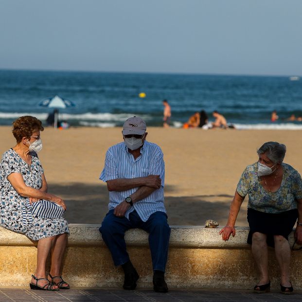 EuropaPress 3179613 tres ancianos descansan paseo maritimo playa malvarrosa fase desescalada