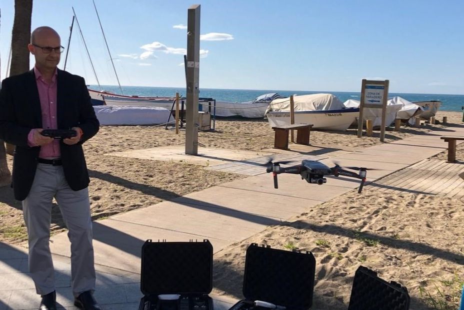 Mijas habilita tres zonas de playa para mayores de 65 años