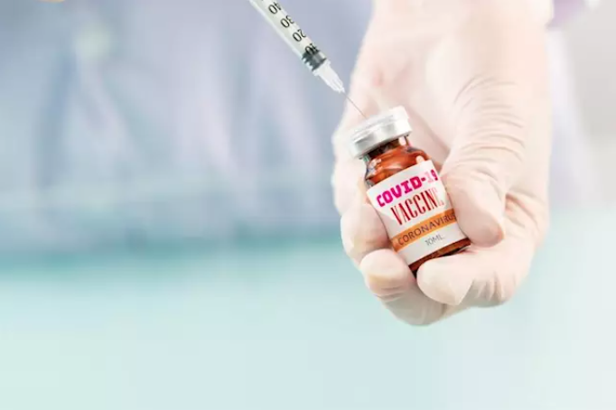 Johnson & Johnson prueba en julio su vacuna en personas. Foto: Europa Press