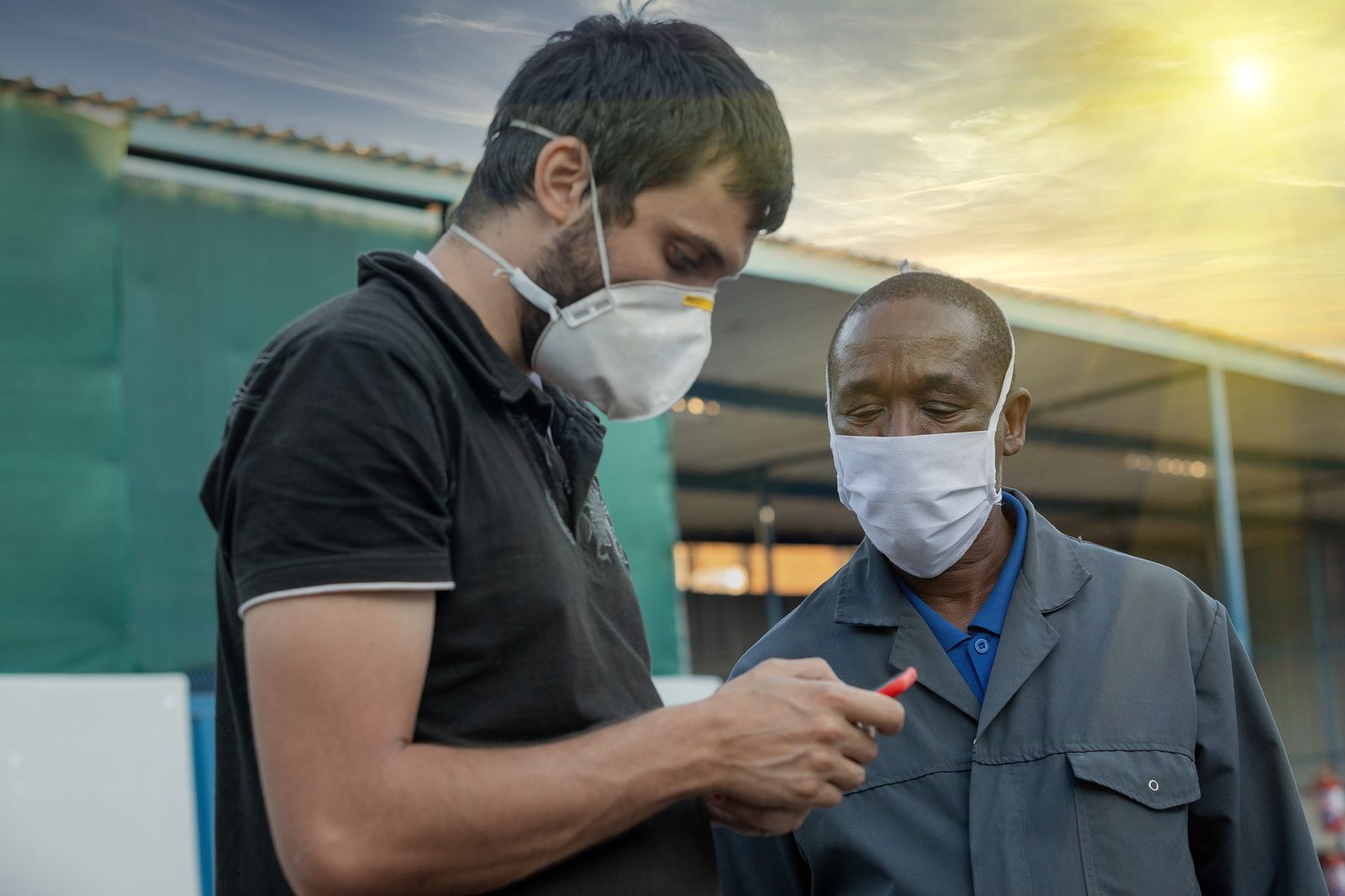 El uso de mascarillas complica la vida a los extranjeros