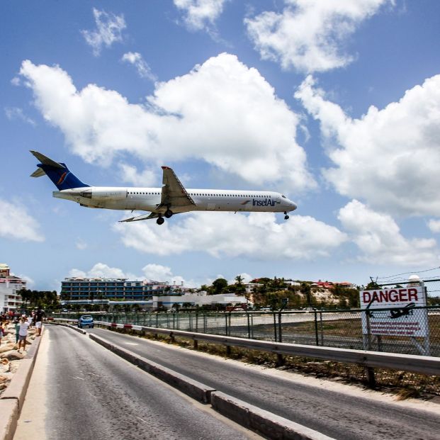  Aeropuerto Internacional Princesa Juliana (bigstock)