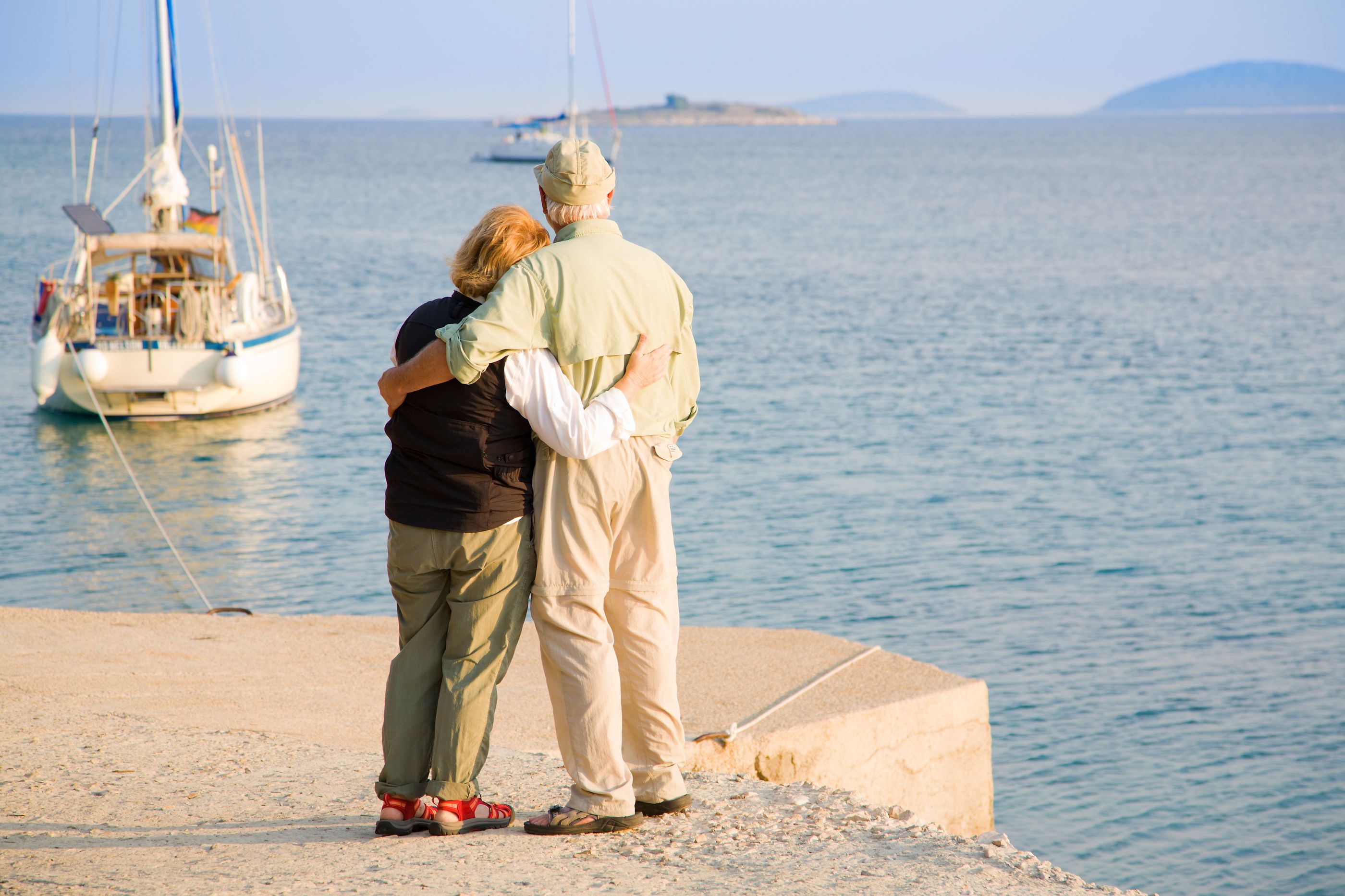 Бабушки путешествуют. Путешествие с родителями. Старик и море. Пенсионеры на море. Пожилые люди на отдыхе.