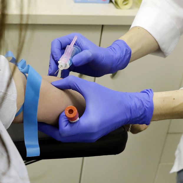 EuropaPress 3180879 trabajador sanitario extrae sangre paciente realizar test serologico
