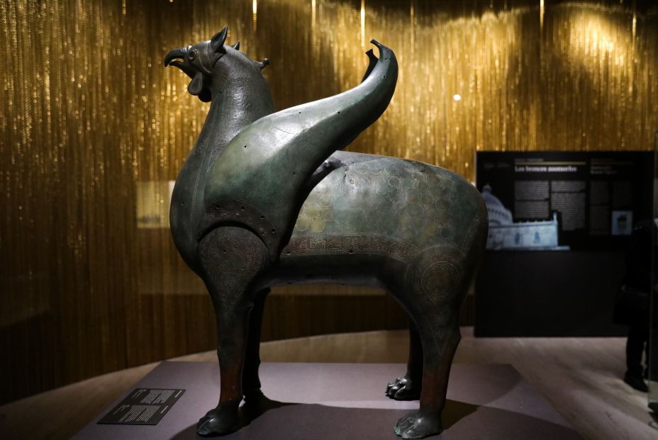 estatua metal grifo prestada museo dell opera duomo pisa presentada