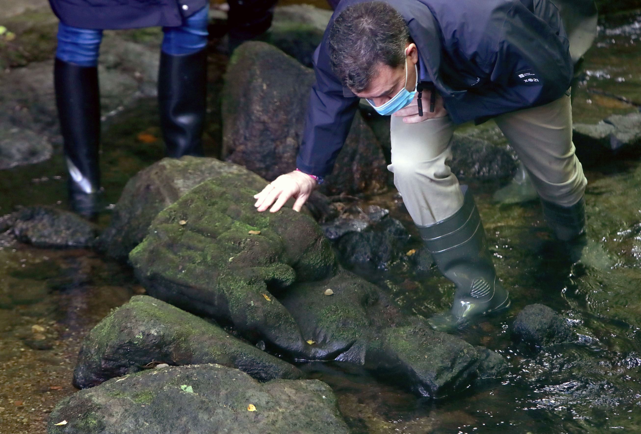 Un pescador aficionado de Santiago de Compostela se encuentra una virgen gótica en el río