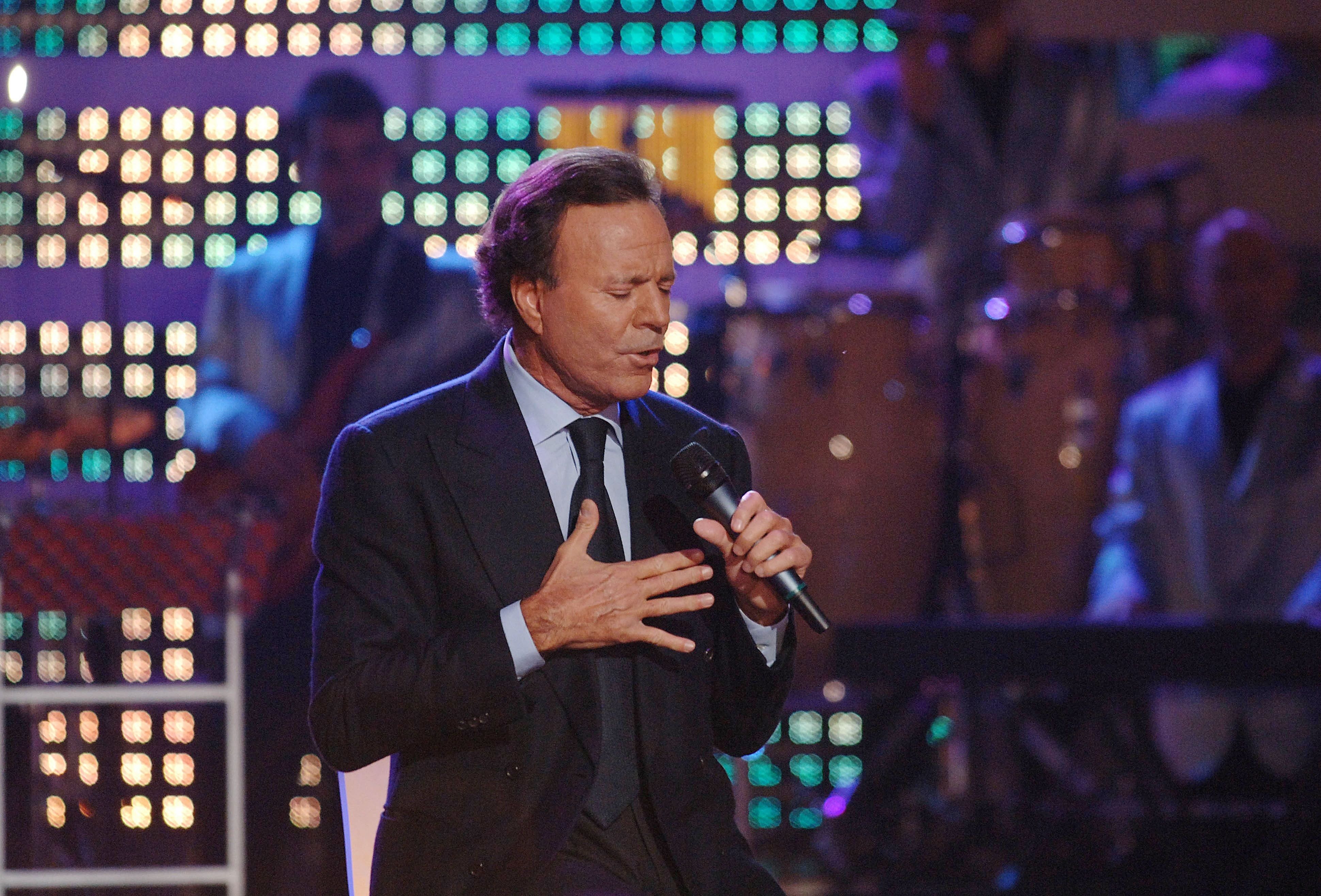 Publican fotos de un Julio Iglesias irreconocible al que le cuesta caminar