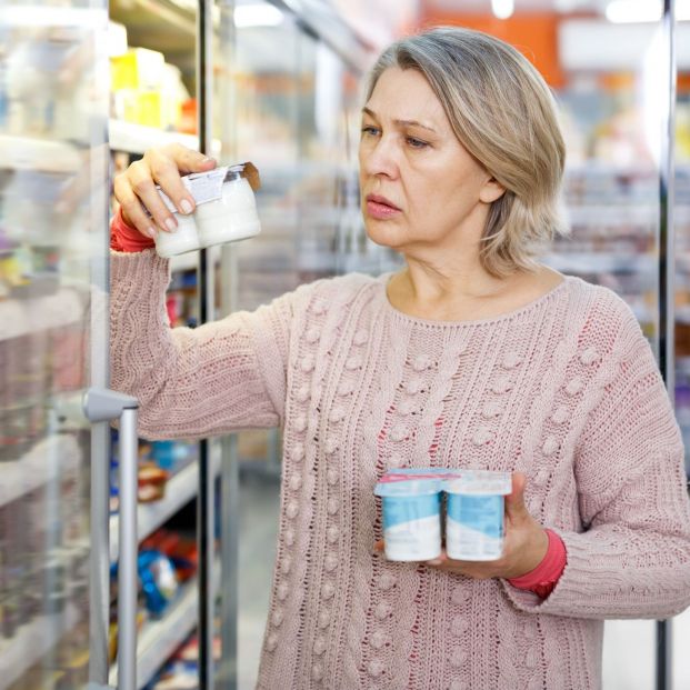 Ojo con la etiqueta de los productos de alimentación del supermercado Ojo con la etiqueta de los productos de alimentación del supermercado