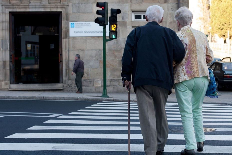 EuropaPress 2382748 ancianos envejecimiento salud sanidad edad paseo mayores