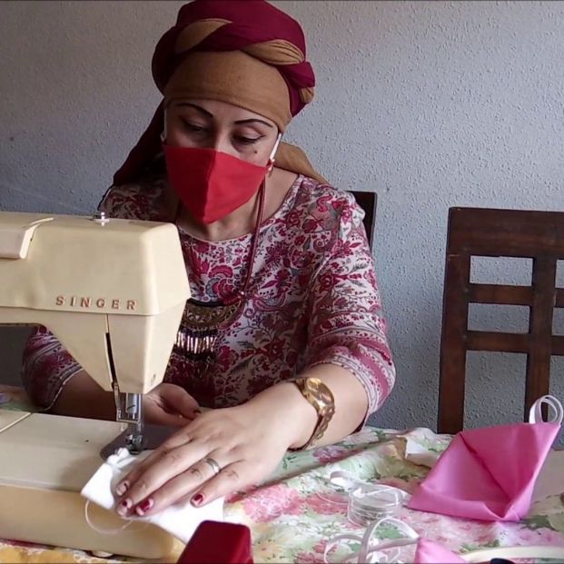 MUJERES REFUGIADAS SIRIAS COSEN MASCARILLAS SOLIDARIAS PARA LOS SIN TECHO DE LA IGLESIA DE SAN ANTÓN - Foto: Europa Press