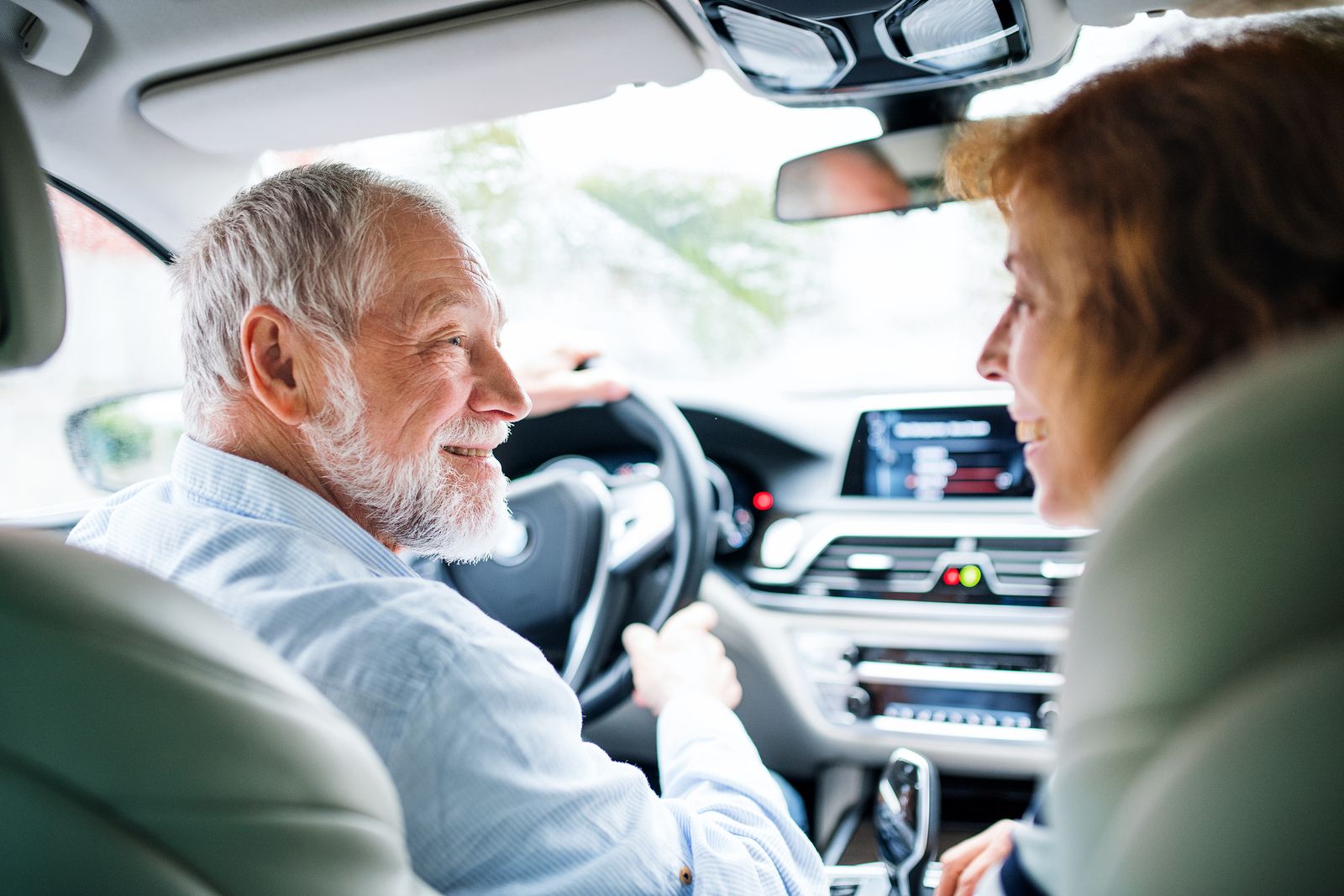 Cómo hacer la puesta a punto del coche para un viaje