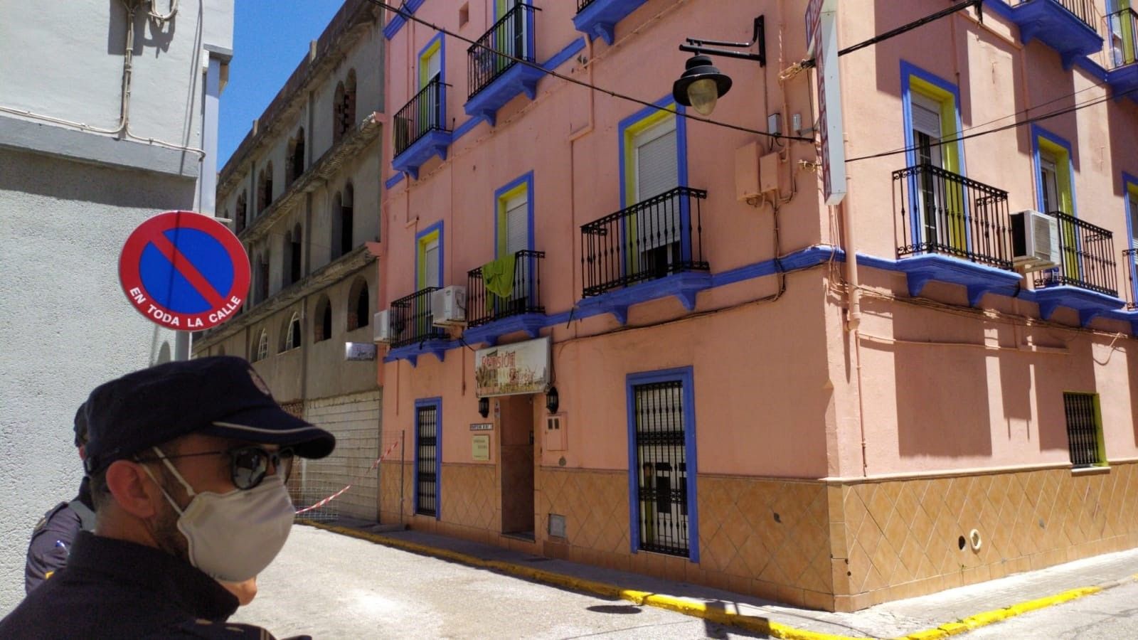 Residente de la pensión de Algeciras (Cádiz) con contagios: "Tenemos un poquito de miedo"