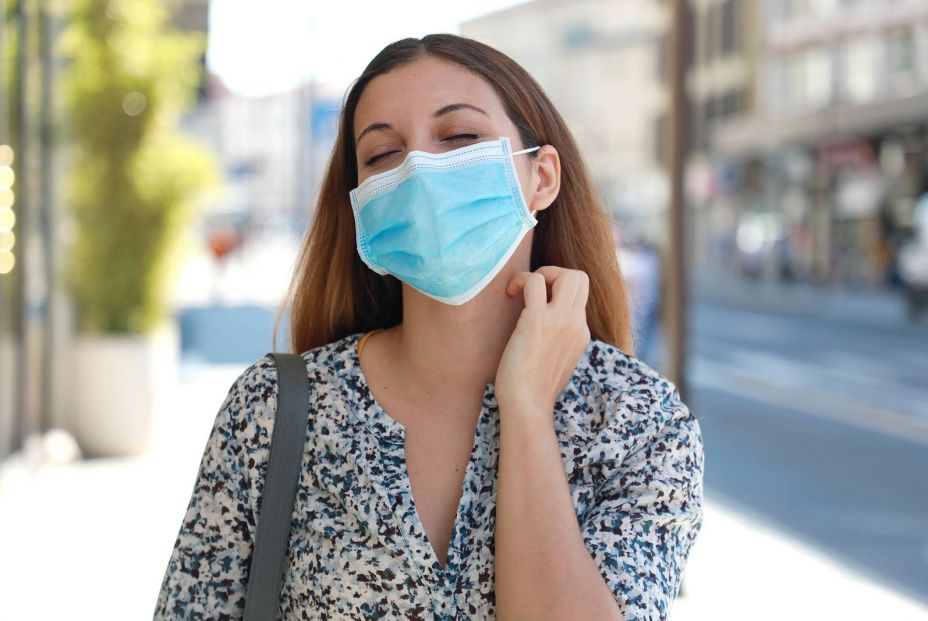 Las enfermedades de la piel que provoca el uso de mascarillas y geles