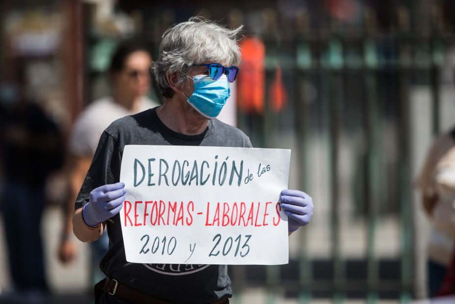 EuropaPress 3178772 hombre movimiento pensionista madrid sostiene cartel lee derogacion