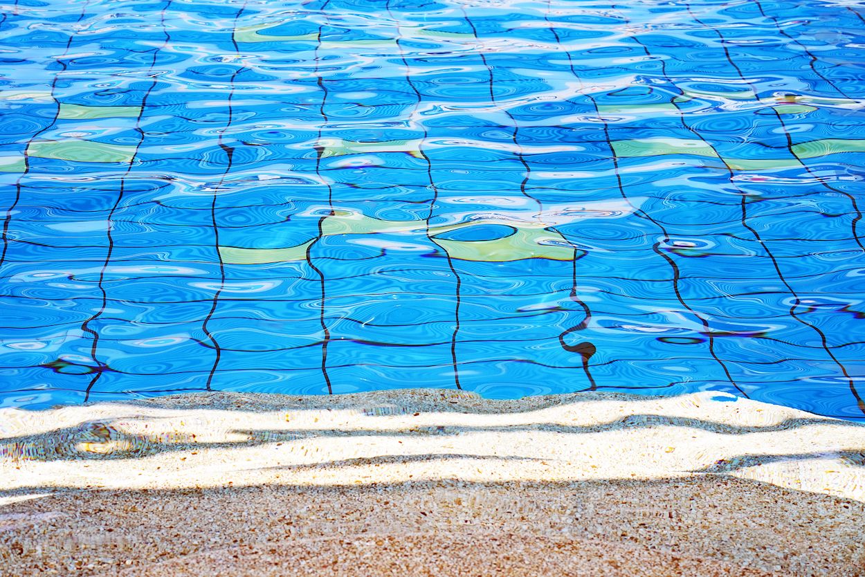 Es falso que el agua de las piscinas sea un foco de transmisión de coronaviurs