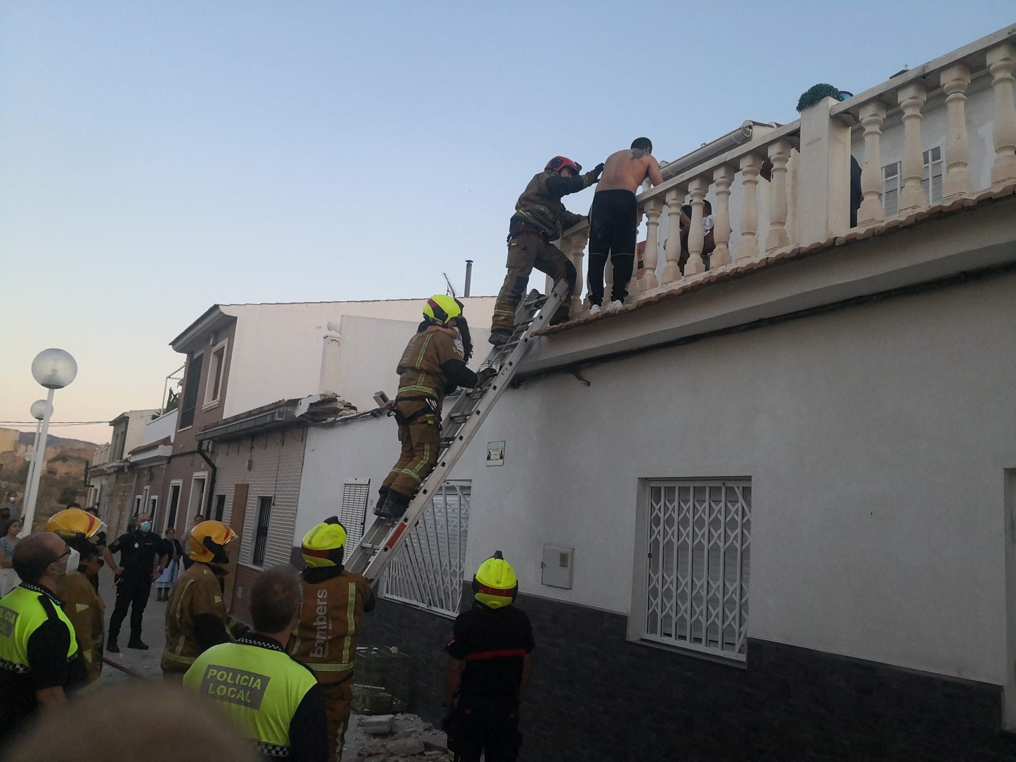 Una piscina hinchable provoca el derrumbe de una terraza en Elda (Alicante)