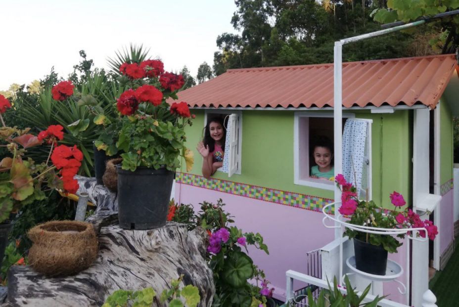 La sorpresa de Ricardo y Mercedes a sus nietas: construyen una casa de madera durante el confinamiento