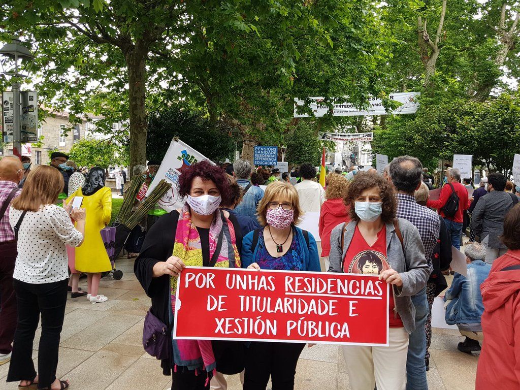 Centenares de personas protestan en Santiago por las muertes en residencias de mayores