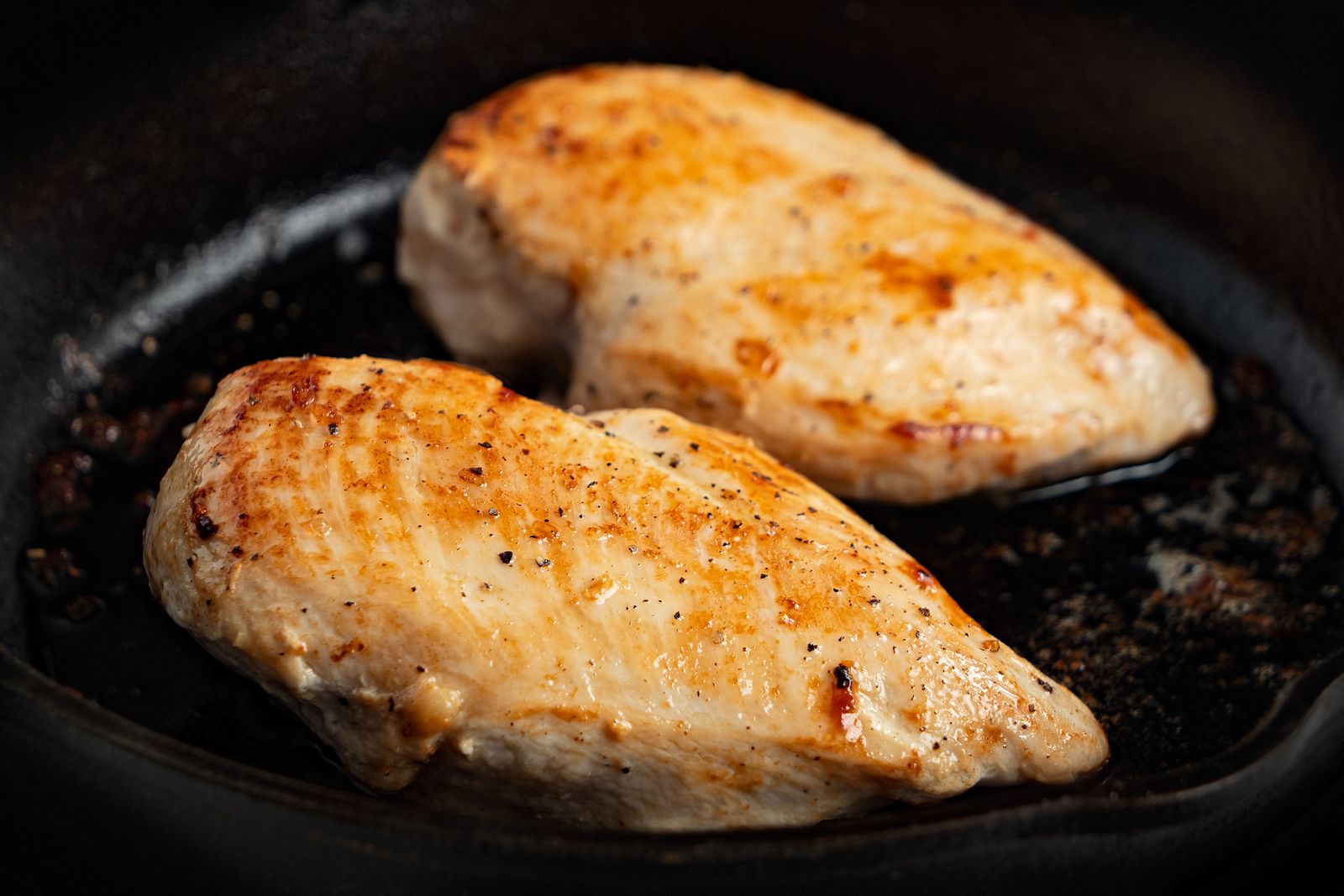 El peligro del pollo poco hecho: cómo se debe cocinar para consumirlo sin riesgo