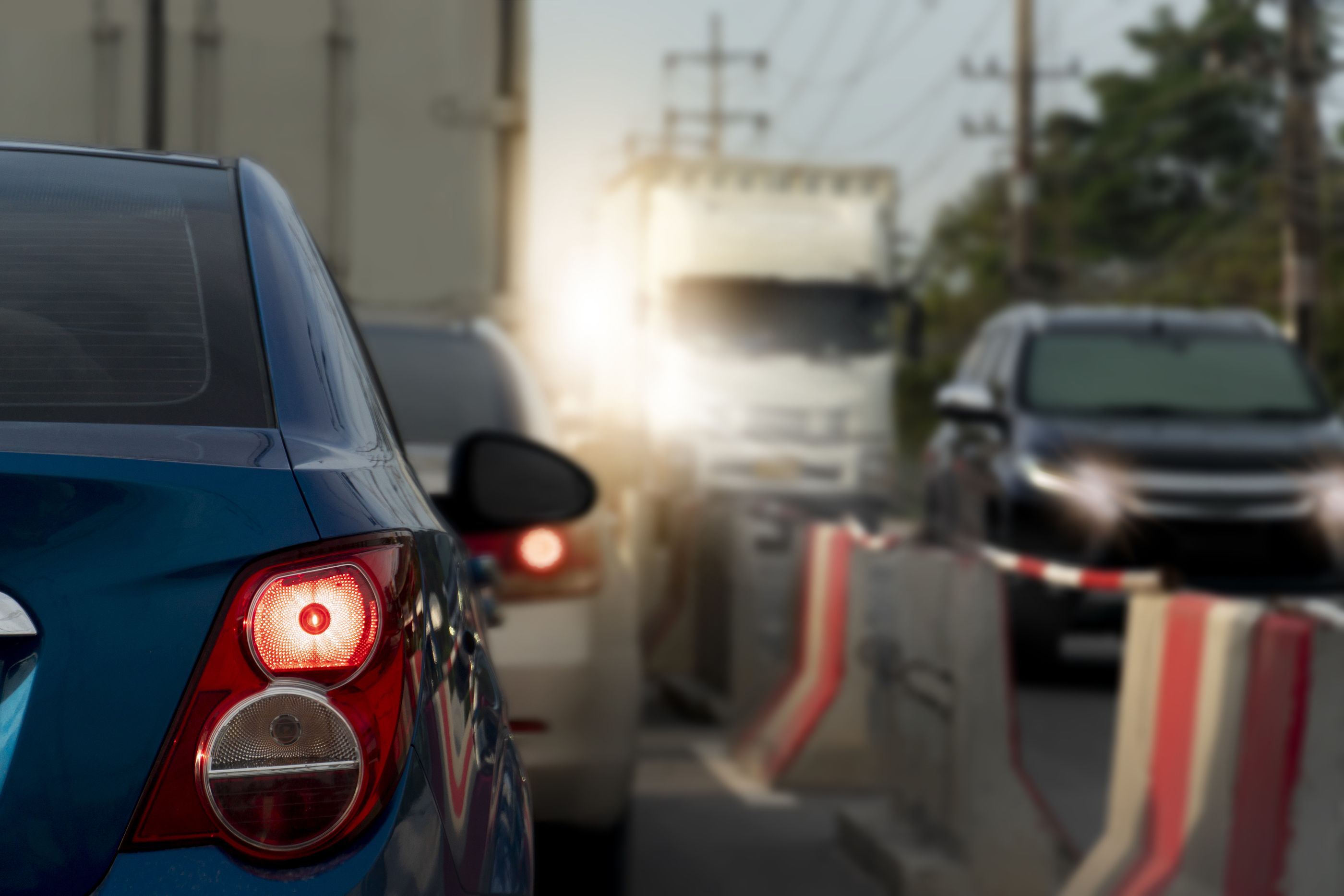 Comprueba las luces del coche antes de salir de viaje