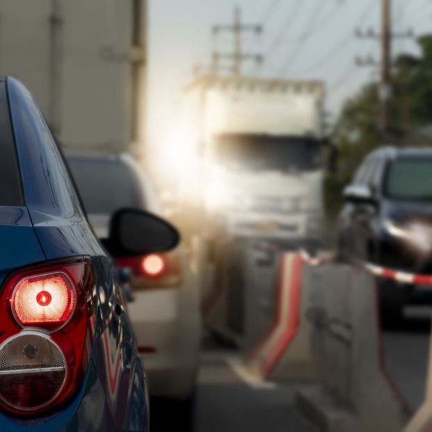 Comprueba las luces del coche antes de salir de viaje