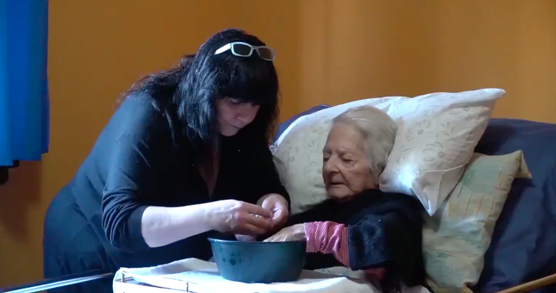 La emotiva historia de Myriam, que adoptó a la mujer de 93 años a la que cuidaba en una residencia