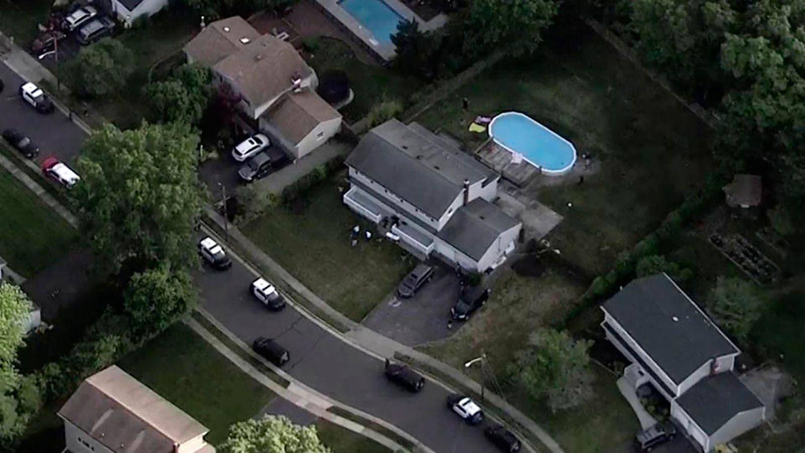 Mueren ahogados al abuelo, la madre y la hija de 8 años en una piscina: ninguno sabía nadar