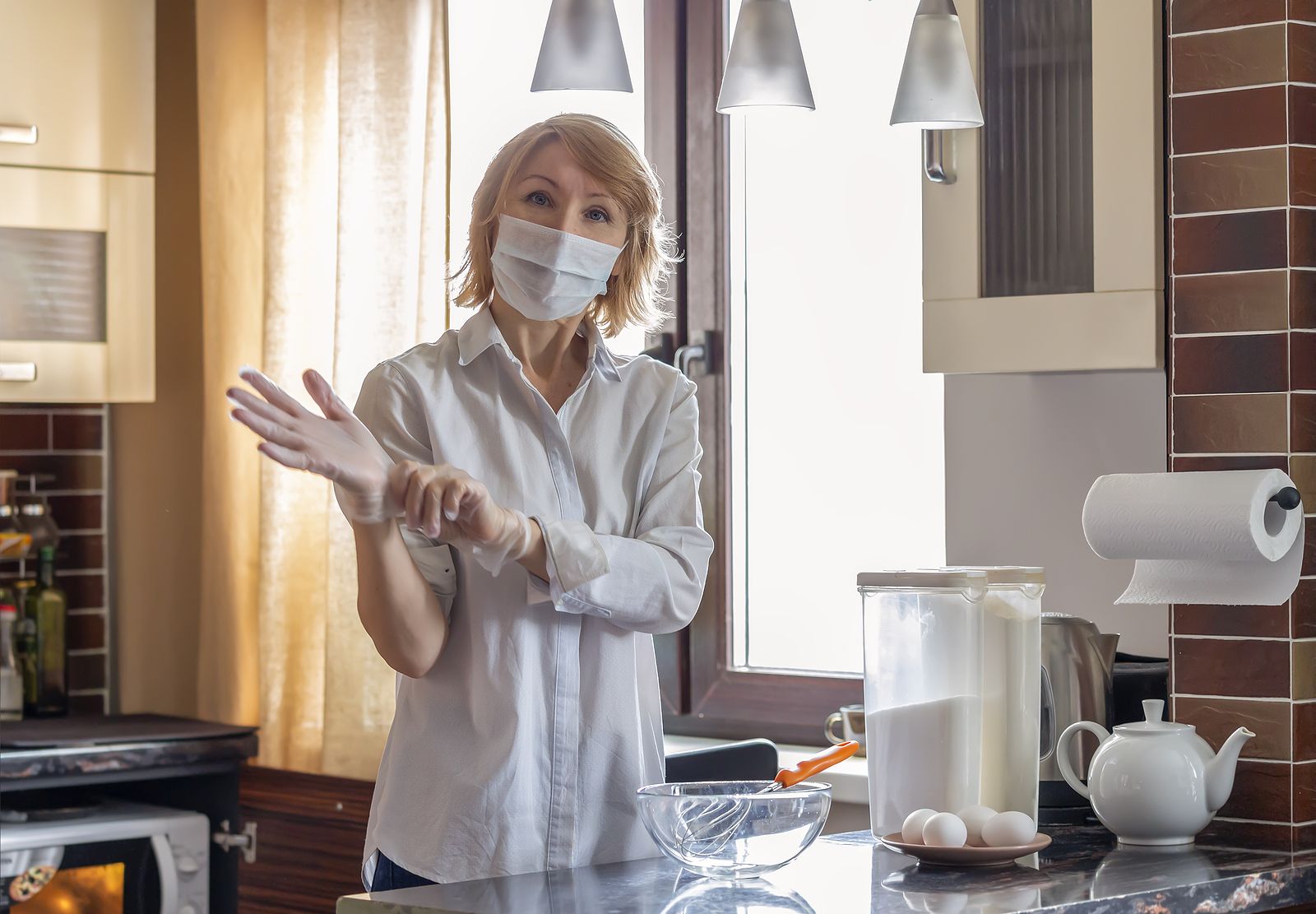 ¿Es bueno usar guantes en la cocina?