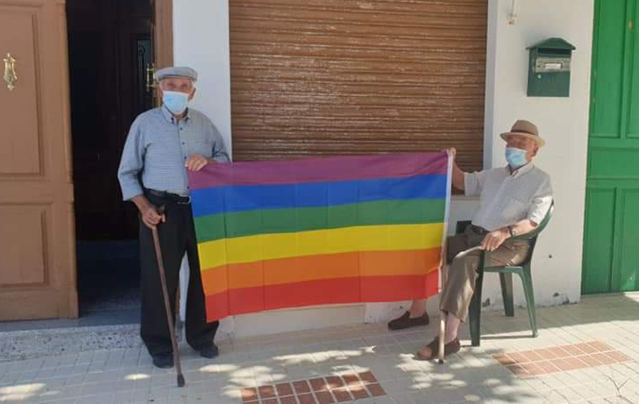 La rebelión de los vecinos de Villanueva de Algaidas tras la retirada de una bandera LGTBI