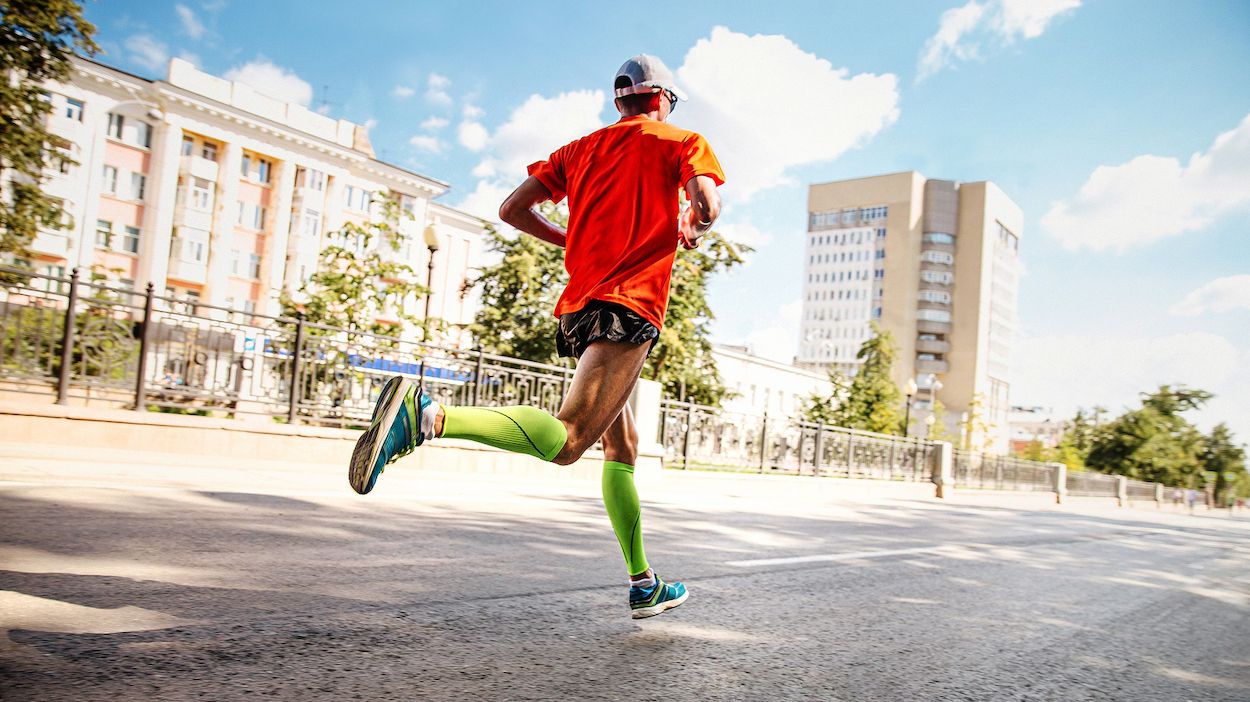 ¿Qué distancia debo guardar al correr para evitar el contagio por coronavirus?