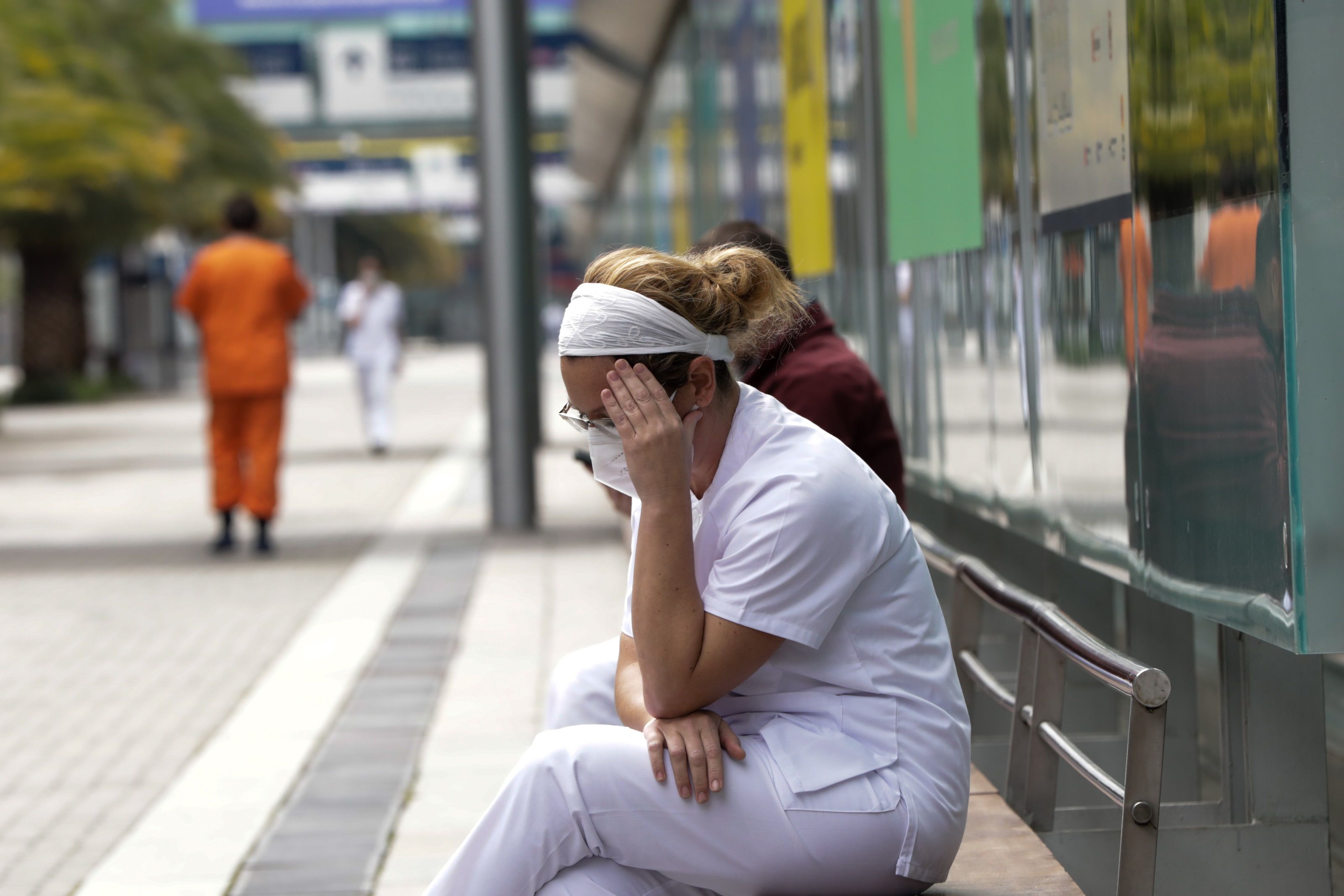 Los médicos, "atónitos" ante la discrepancia entre Gobierno y Madrid, piden un "mando único"