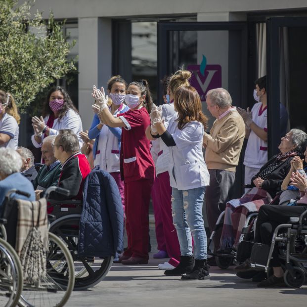 LA RESIDENCIA DE MAYORES VITALIA DE SEVILLA CELEBRA CANTANDO QUE NO HAY NINGÚN CASO DE CORONAVIRUS - Foto: Europa Press